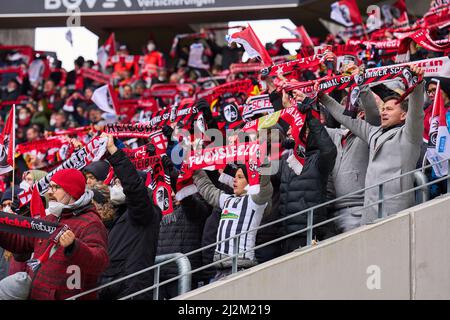 Freiburg, Deutschland. 02. April 2022. Freiburg Fans im Spiel SC FREIBURG - FC BAYERN MÜNCHEN 1-4 1.Deutsche Fußballliga am 2. April 2022 in Freiburg, Deutschland. Saison 2021/2022, Spieltag 28, 1.Bundesliga, FCB, München, 28.Spieltag. FCB, © Peter Schatz / Alamy Live News - die DFL-VORSCHRIFTEN VERBIETEN DIE VERWENDUNG VON FOTOGRAFIEN als BILDSEQUENZEN und/oder QUASI-VIDEO - Quelle: Peter Schatz/Alamy Live News Stockfoto