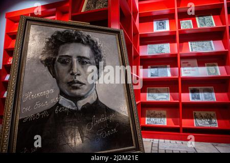 Porträt von Alexander Alexandrowitsch Blok im Foyer der Russischen Staatsbibliothek für ausländische Literatur während der Feier des 100.-jährigen Bestehens der Bibliothek in Moskau, Russland Stockfoto