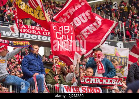 Freiburg, Deutschland. 02. April 2022. FCB Fans im Spiel SC FREIBURG - FC BAYERN MÜNCHEN 1-4 1.Deutsche Fußballliga am 2. April 2022 in Freiburg, Deutschland. Saison 2021/2022, Spieltag 28, 1.Bundesliga, FCB, München, 28.Spieltag. FCB, © Peter Schatz / Alamy Live News - die DFL-VORSCHRIFTEN VERBIETEN DIE VERWENDUNG VON FOTOGRAFIEN als BILDSEQUENZEN und/oder QUASI-VIDEO - Quelle: Peter Schatz/Alamy Live News Stockfoto