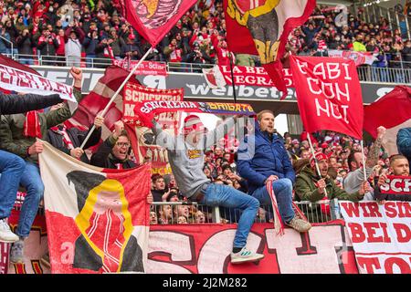 Freiburg, Deutschland. 02. April 2022. FCB Fans im Spiel SC FREIBURG - FC BAYERN MÜNCHEN 1-4 1.Deutsche Fußballliga am 2. April 2022 in Freiburg, Deutschland. Saison 2021/2022, Spieltag 28, 1.Bundesliga, FCB, München, 28.Spieltag. FCB, © Peter Schatz / Alamy Live News - die DFL-VORSCHRIFTEN VERBIETEN DIE VERWENDUNG VON FOTOGRAFIEN als BILDSEQUENZEN und/oder QUASI-VIDEO - Quelle: Peter Schatz/Alamy Live News Stockfoto