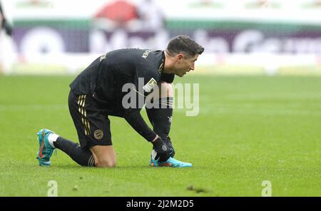 Freiburg, Deutschland. 02. Apr, 2022. firo 1.Bundesliga. 2021/2022 Fußball: Fuvuball: 04/02/2022 SC Freiburg - FC Bayern München München 1: 4 FCB Robert Lewandowski, schnürt seine Schuhe Credit: dpa/Alamy Live News Stockfoto