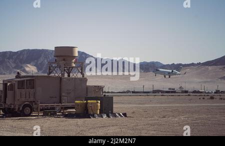Ein Flugzeug der Federal Aviation Administration führt während der Validierung des mobilen taktischen Luftnavigationssystems der US Air Force 53. Air Traffic Control Squadron im Marine Corps Air Ground Combat Center Twentynine Palms, Kalifornien, am 24. März 2022 einen niedrigen Anflug über das strategische Expeditionary Landing Field durch. Der Zweck der TACAN ist es, befreundeten Militärflugzeugen über größere Entfernungen hinweg zu führen und dabei die Haltung und Distanz zur Heimatstation zu gewährleisten. (USA Marine Corps Foto von CPL. Shane T. Beaubien) Stockfoto