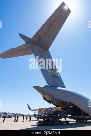 Air National Guard Transportflugmänner der Logistic Readiness Squadron 136. arbeiten gemeinsam mit Auftragnehmern aus Burleson, TX, daran, vor einem Super-Puma-Hubschrauber Paletten mit Hilfsausrüstung für den Transport auf einer C-17 vorzubereiten und zu laden, die für den Verantwortungsbereich von US AFRICOM im März 20 ansteuert. 2022 im NAS Fort Worth JRB, Texas. Das Team der Total Force konfigurierte Paletten sowie die Rotorblätter und den Hubschrauber, um auf eine C-17 aus Dover, D., zu passen, führte die gemeinsame Inspektion durch und lud die einzigartigen Flugzeuge fachmännisch für Such- und Rettungsmissionen ein. (Foto der US Air National Guard Stockfoto