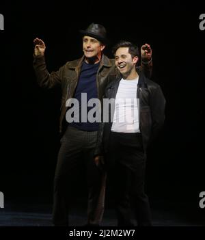 4/2/22 Paper Mill Playhouse, Millburn, NJ Joey McIntyre von New Kids on the Block, Mike Wartella, Christy Altomare (der Dions Frau spielt) während der Weltpremiere von The Wanderer, Das neue Broadway-gebundene Musical basiert auf dem Leben und der Musik der Rock and Roll Hall of Famer Dion DiMucci Foto von John Barrett/PHOTOlink Stockfoto