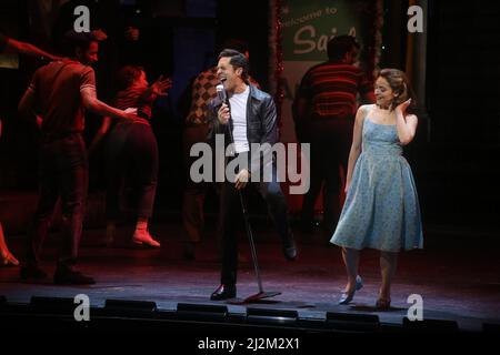 4/2/22 Paper Mill Playhouse, Millburn, NJ Joey McIntyre von New Kids on the Block, Mike Wartella, Christy Altomare (der DionÕs Ehefrau spielt) während der Weltpremiere von The Wanderer, Das neue Broadway-gebundene Musical basiert auf dem Leben und der Musik der Rock and Roll Hall of Famer Dion DiMucci Foto von John Barrett/PHOTOlink Stockfoto