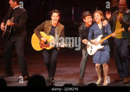 4/2/22 Paper Mill Playhouse, Millburn, NJ Joey McIntyre von New Kids on the Block, Mike Wartella, Christy Altomare (der DionÕs Ehefrau spielt) während der Weltpremiere von The Wanderer, Das neue Broadway-gebundene Musical basiert auf dem Leben und der Musik der Rock and Roll Hall of Famer Dion DiMucci Foto von John Barrett/PHOTOlink Stockfoto