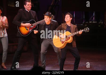 4/2/22 Paper Mill Playhouse, Millburn, NJ Joey McIntyre von New Kids on the Block, Mike Wartella, Christy Altomare (der DionÕs Ehefrau spielt) während der Weltpremiere von The Wanderer, Das neue Broadway-gebundene Musical basiert auf dem Leben und der Musik der Rock and Roll Hall of Famer Dion DiMucci Foto von John Barrett/PHOTOlink Stockfoto