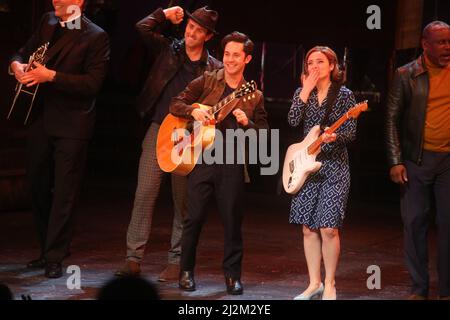 4/2/22 Paper Mill Playhouse, Millburn, NJ Joey McIntyre von New Kids on the Block, Mike Wartella, Christy Altomare (der DionÕs Ehefrau spielt) während der Weltpremiere von The Wanderer, Das neue Broadway-gebundene Musical basiert auf dem Leben und der Musik der Rock and Roll Hall of Famer Dion DiMucci Foto von John Barrett/PHOTOlink Stockfoto