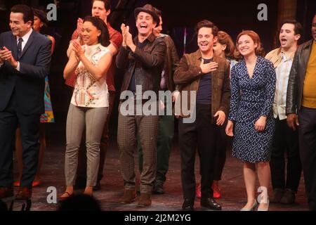 4/2/22 Paper Mill Playhouse, Millburn, NJ Joey McIntyre von New Kids on the Block, Mike Wartella, Christy Altomare (der DionÕs Ehefrau spielt) während der Weltpremiere von The Wanderer, Das neue Broadway-gebundene Musical basiert auf dem Leben und der Musik der Rock and Roll Hall of Famer Dion DiMucci Foto von John Barrett/PHOTOlink Stockfoto