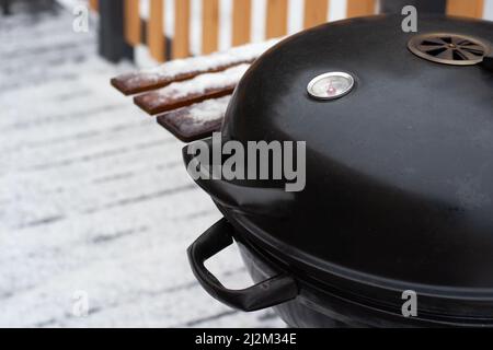 Barbecue-Grill auf der Terrasse eines Landhauses im Wald. Stockfoto