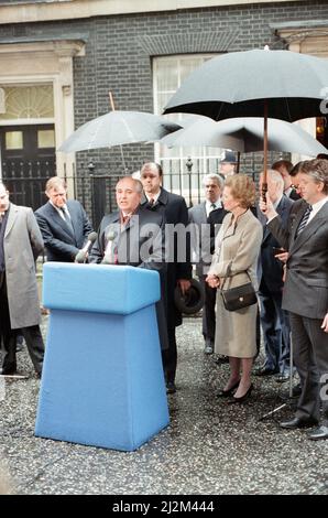 Die britische Premierministerin Margaret Thatcher und andere hören sich die Rede des sowjetischen Führers Michail Gorbatschow während einer Pressekonferenz vor der Downing Street 10 nach der letzten Gesprächsrunde der beiden Führer an. 6.. April 1989. Stockfoto