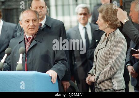 Die britische Premierministerin Margaret Thatcher und andere hören sich die Rede des sowjetischen Führers Michail Gorbatschow während einer Pressekonferenz vor der Downing Street 10 nach der letzten Gesprächsrunde der beiden Führer an. 6.. April 1989. Stockfoto