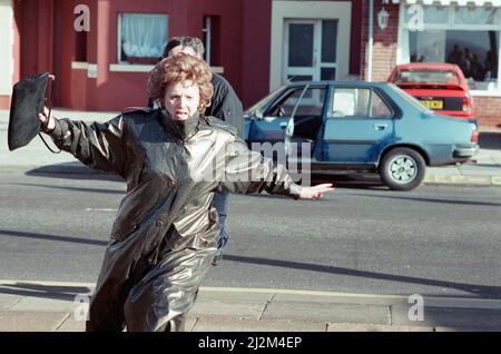 Die Darsteller von „Coronation Street“, die Szenen zum Tod von Alan Bradley in Blackpool drehen. Barbara Knox und Mark Eden. 30.. Oktober 1989. Stockfoto