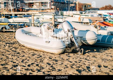 Aufblasbares Motorboot am Strand Stockfoto