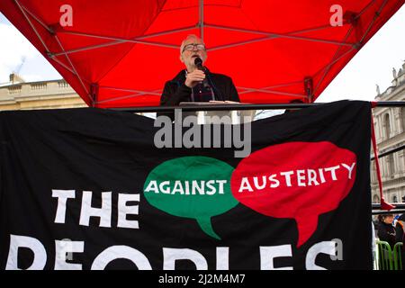 London, Großbritannien. 02. April 2022. Jeremy Corbyn nimmt an dem Protest der Volksversammlung zur „Cost of Living“-Krise in London Teil. Hunderte schließen sich dem Protest vor der Downing Street in London an. Die Volksversammlung ruft zu Maßnahmen gegen die Lebenshaltungskrise auf. (Foto: Pietro Recchia/SOPA Images/Sipa USA) Quelle: SIPA USA/Alamy Live News Stockfoto