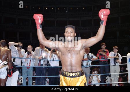 Professionelles Debüt für den Super Heavyweight Olympic Gold Medallist Lennox Lewis 1988.Lewis stoppte Al Malcolm in Runde zwei und siegte seinen ersten Pro-Kampf. (Bild) Lewis feiert seinen Sieg. 27.. Juni 1989 Stockfoto