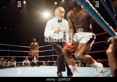 Professionelles Debüt für den Super Heavyweight Olympic Gold Medallist Lennox Lewis 1988.Lewis stoppte Al Malcolm in Runde zwei und siegte seinen ersten Pro-Kampf. (Bild) Malcolm sinkt. 27.. Juni 1989 Stockfoto