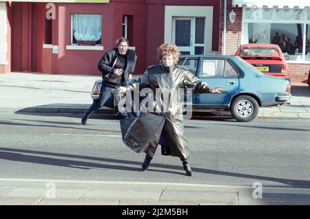 Die Darsteller von „Coronation Street“, die Szenen zum Tod von Alan Bradley in Blackpool drehen. Barbara Knox und Mark Eden. 30.. Oktober 1989. Stockfoto