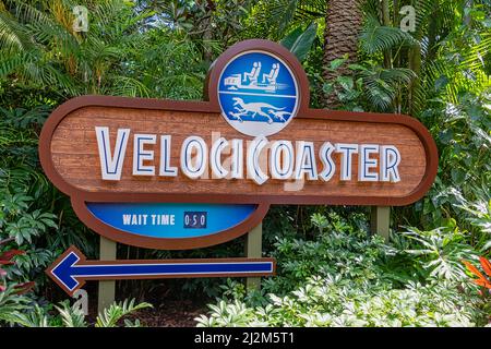 ORLANDO, USA - 07 2022. MÄRZ: Velocicoaster Schild bei Islands of Adventure Florida Stockfoto