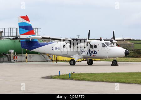 Skybus DHC-6 Twin Otter, der zwischen Lands End und St Mary's auf den Isles of Scilly fliegt Stockfoto