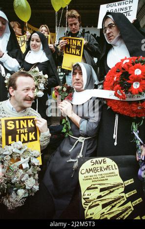 Der Komiker und Schauspieler Terry Jones nimmt an einem Eisenbahntunnel-Protest vor der Waterloo Station, London, Teil. 4.. März 1989. Stockfoto