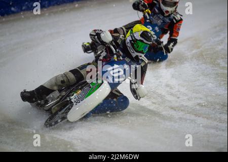 Heerenveen, Niederlande. 02. April 2022. HEERENVEEN, NL. Andrej Divis (107) in Aktion während des FIM Ice Speedway Gladiators World Championship Finals 3 auf der Eisbahn Thialf, Heerenveen am Samstag, 2. April 2022. (Kredit: Ian Charles | MI News) Kredit: MI News & Sport /Alamy Live News Stockfoto