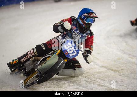 Heerenveen, Niederlande. 02. April 2022. HEERENVEEN, NL. Jo Sætre (357) in Aktion beim FIM Ice Speedway Gladiators World Championship Final 3 auf der Eisbahn Thialf, Heerenveen am Samstag, 2. April 2022. (Kredit: Ian Charles | MI News) Kredit: MI News & Sport /Alamy Live News Stockfoto