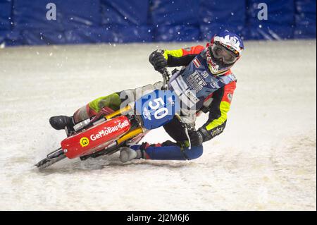 Heerenveen, Niederlande. 02. April 2022. HEERENVEEN, NL. Harald Simon (50) in Aktion beim FIM Ice Speedway Gladiators World Championship Final 3 auf der Eisbahn Thialf, Heerenveen am Samstag, 2. April 2022. (Kredit: Ian Charles | MI News) Kredit: MI News & Sport /Alamy Live News Stockfoto