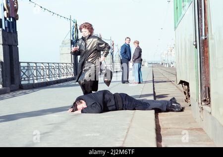 Die Darsteller von „Coronation Street“, die Szenen zum Tod von Alan Bradley in Blackpool drehen. Barbara Knox als Rita Fairclough und Mark Eden als Alan Bradley. 30.. Oktober 1989. Stockfoto