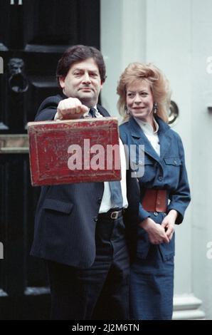 Budget Day bei No 11 Downing Street. Der Schatzkanzler, Nigel Lawson, mit seiner Frau Therese und dem berühmten Budgetfall. 14.. März 1989. Stockfoto