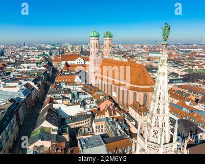Luftaufnahme des Rathauses Marienplatz und der Frauenkirche in München Stockfoto