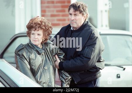 Die Darsteller von „Coronation Street“, die Szenen zum Tod von Alan Bradley in Blackpool drehen. Barbara Knox und Mark Eden als Rita Fairclough und Alan Bradley. 30.. Oktober 1989. Stockfoto