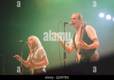 Status Quo im Konzert im NEC in Birmingham, 11.. Dezember 1990. Unser Bild Zeigt ... Rick Parfitt und Francis Rossi Stockfoto