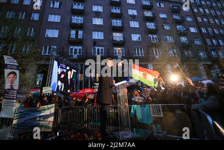 Budapest, Ungarn. 02. April 2022. BUDAPEST, UNGARN - 2. APRIL: Der Kandidat des ungarischen Oppositionsbündnisses für den Premierminister, Peter Marki-Zay, hält eine Rede, während es während einer Veranstaltung zum Abschluss seines Wahlkampfs in Budapest am 2. April 2022 regnet, Credit: Alamy Live News, Gabriella Barbara Credit: Gabriella Barbara/Alamy Live News Stockfoto