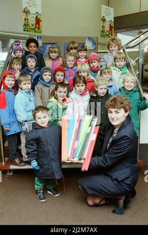 Luke Walker, von der Martsden Nursery School, wird mit Klassenkameraden gesehen, die W H Smith¿ Geschäft in Huddersfield besucht haben, wobei die stellvertretende Geschäftsführerin Frau Alison Ledger ein anderes farbliches Papier zeigte. Der Besuch war Teil¿neuesten Themenprojekts der Schüler auf Papier. Sie haben sich Zeitungen, verschiedene Papiersorten und die Verwendung von Papier angesehen. Sie haben Modelle hergestellt und in ihrer kreativen Arbeit anderes Papier verwendet. Bei Smith¿ wurde ihnen die Palette der im Handel angebotenen Papierprodukte gezeigt. 4.. Februar 1991. Stockfoto