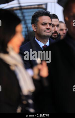 Budapest, Ungarn. 02. April 2022. Der Kandidat des ungarischen Oppositionsbündnisses für das Amt des Premierministers, Peter Marki-Zay, hält am 2. April 2022, am Vorabend der Parlamentswahlen in Ungarn, eine Rede, da es regnet. - Der nationalistische ungarische Premierminister Orban steht am 3. April vor der vielleicht schwierigsten Wahlaufgabe seiner 12 Jahre an der Macht, da er bei einer unberechenbaren Parlamentswahl einer vereinten Opposition gegenübersteht, nachdem er einen Wahlkampf geführt hat, der von der Invasion Russlands in die benachbarte Ukraine dominiert wird. Quelle: Alamy Live News, Gabriella Barbara Quelle: Gabriella Barb Stockfoto