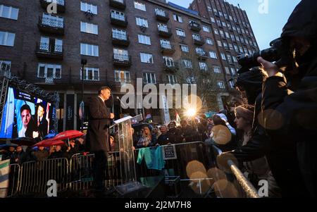 Budapest, Ungarn. 02. April 2022. BUDAPEST, UNGARN - 2. APRIL: Der Kandidat des ungarischen Oppositionsbündnisses für den Premierminister, Peter Marki-Zay, hält eine Rede, während es während einer Veranstaltung zum Abschluss seines Wahlkampfs in Budapest am 2. April 2022 regnet.Quelle: Alamy Live News, Gabriella Barbara Quelle: Gabriella Barbara/Alamy Live News Stockfoto