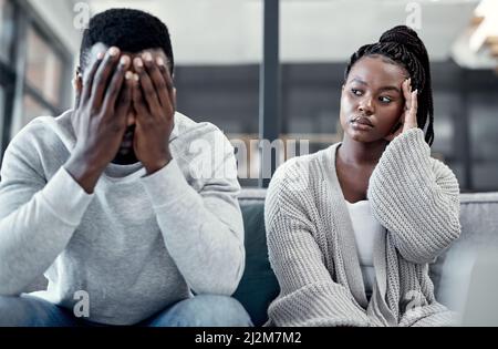 Mir ist es gar nicht mehr egal. Aufnahme eines jungen Paares, das sich nach einem Streit auf dem Sofa zu Hause ignoriert. Stockfoto