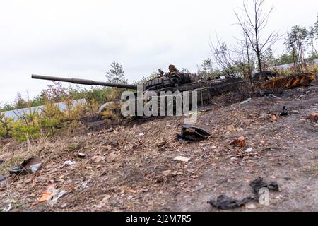 Kiew, Ukraine. 02. April 2022. Am 2. April 2022 wurde ein zerstörter russischer Panzer in der Nähe von Sabutschtschja in der Ukraine bei Kiew gesehen. (Foto: Daniel Brown/Sipa USA) Quelle: SIPA USA/Alamy Live News Stockfoto