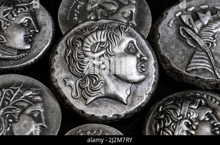 Antike griechische Münzen aus der Nähe, Porträt von Alexander dem Großen in der Mitte, silberne Tetradrachmenmünzen. Konzept des alten seltenen Geldes, wertvolle Münzen collectio Stockfoto
