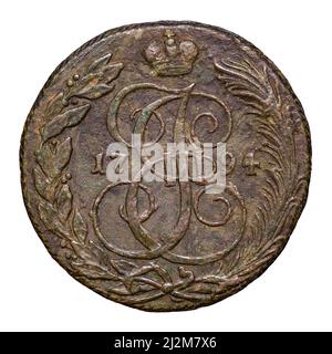 Alte russische Münze, Monogramm von Katharina II. Der Großen mit Krone und Inschrift 1794 auf Kupfergeld isoliert auf weißem Hintergrund. Konzept o Stockfoto