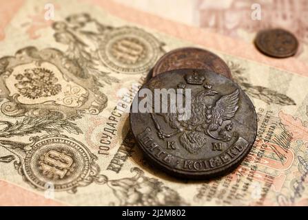 Alte russische Münzen und alte Geldnote von 19. Cent. Große Kupfermünze von Russland 5 Kopeken mit kaiserischem Wappen. Konzept der antiken seltenen curr Stockfoto
