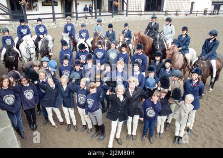 Rockwood Harriers Pony Club galoppieren in Richtung £2.000 für wohltätige Zwecke zu sammeln. Das ganze Jahr über haben Clubmitglieder verschiedene Veranstaltungen abgehalten, um Geld für den BBC Children in Need-Appell zu sammeln. Bisher haben sie £1.700 Menschen aufgezogen und hoffen, dass sie £2.000 von den großen Kindern in der Not-Nacht erreichen können. 3.. September 1990. Stockfoto