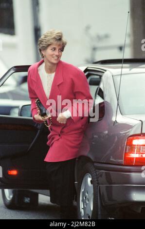 Prinzessin Diana, Prinzessin von Wales, abgebildet am 11.. Dezember 1990, als sie ihren Sohn Prinz Harry im Chor der Schule singen sieht.die Prinzessin war von ihrem ersten Sitzplatz aus voller Stolz erfüllt, als Harry seine Solo-Verse zu "How Do We Get to Bethlehem" sang. Die Aufführung fand in der St. Matthew's Church in Bayswater statt, nur einen kurzen Spaziergang von der Prince's Weatherby School in West London entfernt. Bild aufgenommen am 11.. Dezember 1990 Stockfoto