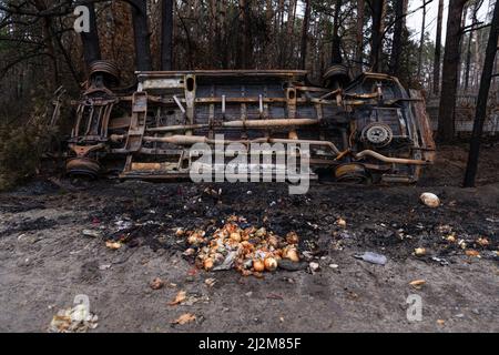 Kiew, Ukraine. 02. April 2022. Am 2. April 2022 wird in der Nähe von Zabuchtschya, Ukraine, bei Kiew ein zerstörtes Auto gesehen. (Foto: Daniel Brown/Sipa USA) Quelle: SIPA USA/Alamy Live News Stockfoto