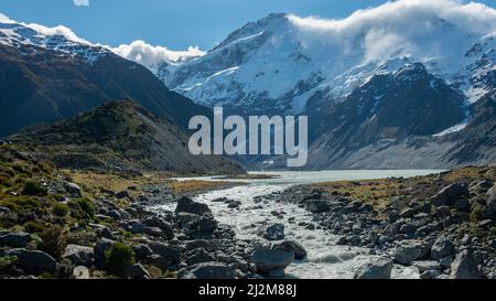 Berge über dem rauschenden Hooker River, Mt Cook National Park, Neuseeland. Stockfoto