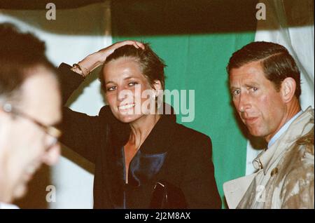 Prinzessin Diana und Prinz Charles besuchen das Konzert des italienischen Opernsängers Luciano Pavarotti im Park im Hyde Park, London. In dem anderen Rahmen dieses Sets küsst Pavarotti Prinzessin Diana die Hand. Bild aufgenommen am 30.. Juli 1991. Stockfoto