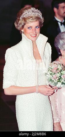 ***BESCHNITTENE VERSION. ORIGINALRAHMEN IST AUCH IN DIESEM SET enthalten*** HRH die Prinzessin von Wales, Prinzessin Diana Besuch in Hong Kong als Teil ihrer Fernost-Tour. Prinzessin Diana trägt ein Diamantkoronett und Perlen ein Nietenkleid und eine kurze Jacke. Diana nimmt an der Eröffnung des neuen Hong Kong Cultural Centre Teil. Bild aufgenommen am 8.. November 1989 Stockfoto