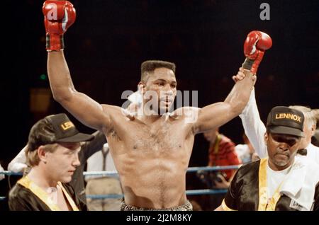 Professionelles Debüt für den Super Heavyweight Olympic Gold Medallist Lennox Lewis 1988.Lewis stoppte Al Malcolm in Runde zwei und siegte seinen ersten Pro-Kampf. (Bild) Lewis feiert seinen Sieg. 27.. Juni 1989 Stockfoto