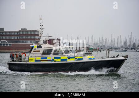 Das MOD-Polizeiboot Sir Paul Travers, das am 30/3/2022 in Portsmouth Harbour, Großbritannien, gesehen wurde und der HMS Queen Elizabeth bewaffnete Eskorte für die maritime Sicherheit zur Verfügung stellte. Stockfoto